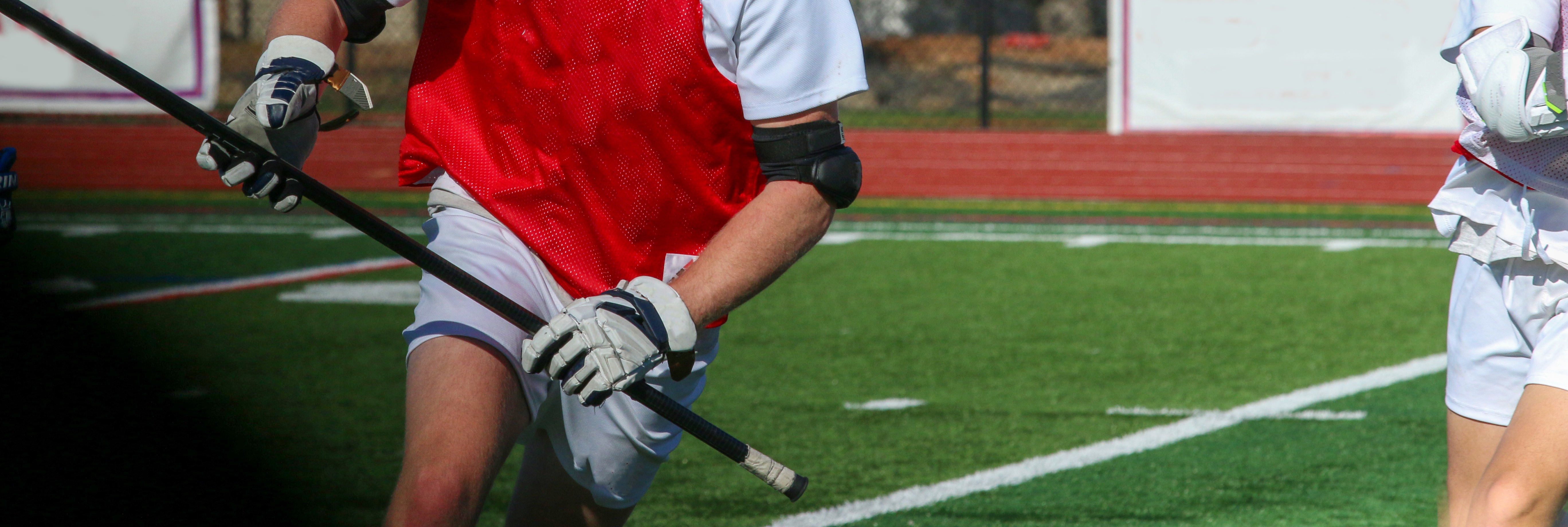 Lacrosse player running whith the ball during a scrimmage